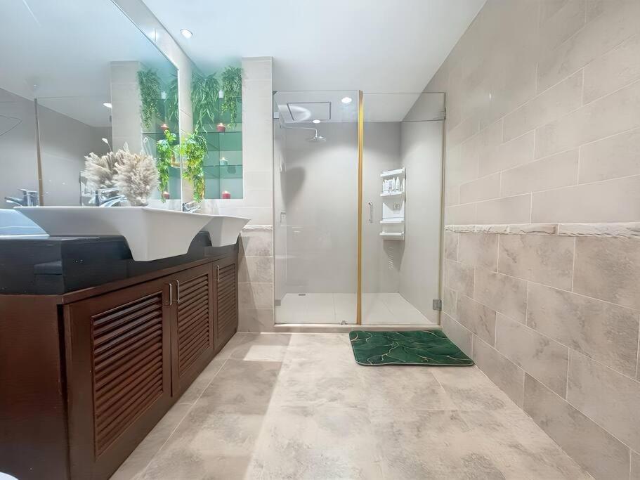 4 Bed Penthouse With 3 Terraces *