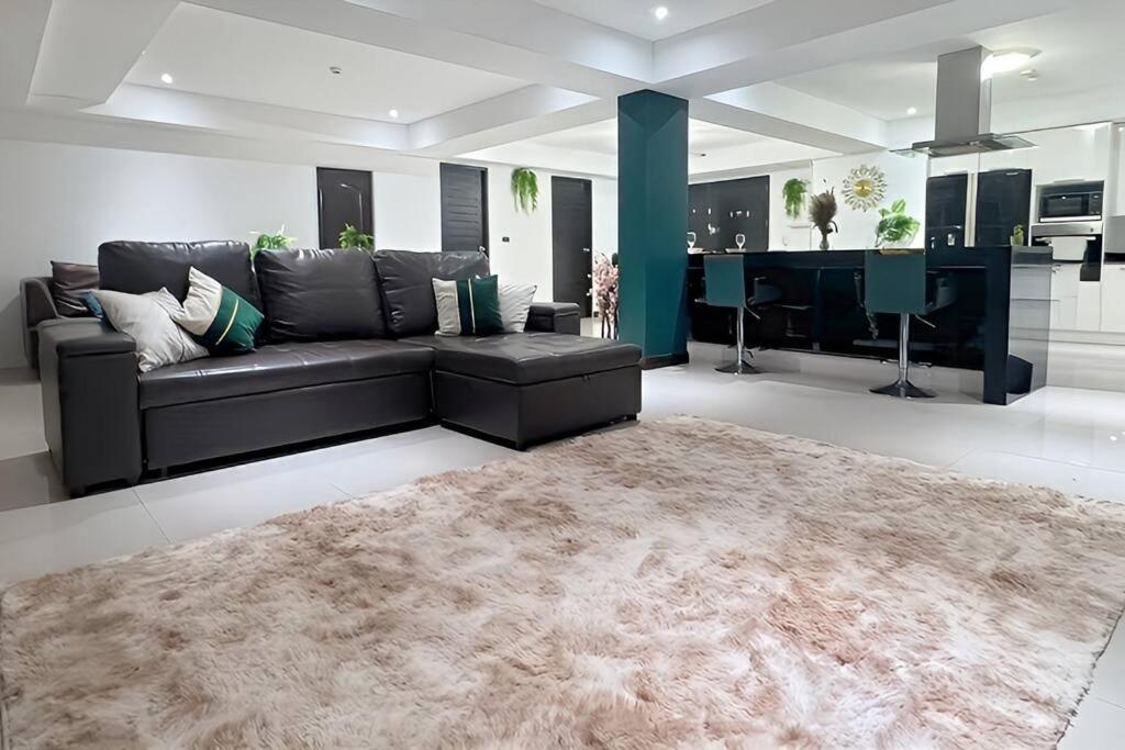 Apartment 4 Bed Penthouse With 3 Terraces *
